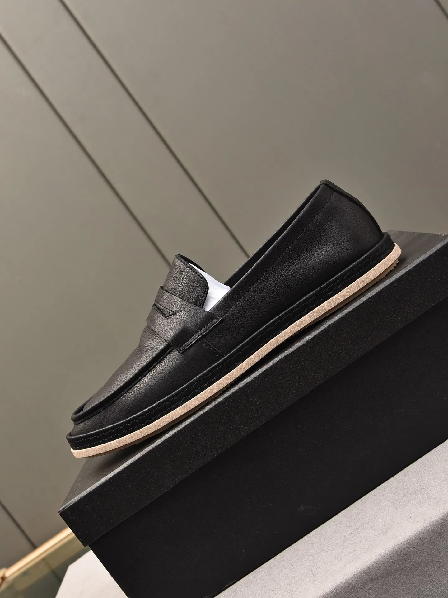 👟👟👟Men's Shoes💰P420 🆕🔥New Updates🔥👟PRADA (Prada) new products are released, imported soft cowhide, fashionable to allow air to penetrate the entire shoe, and the awesome shoes [strong] bring an extremely comfortable and breathable feeling! Beautiful inside and out! Exquisite workmanship, top-grade cowhide material, 😌Number: 38~44, black and white color options.
